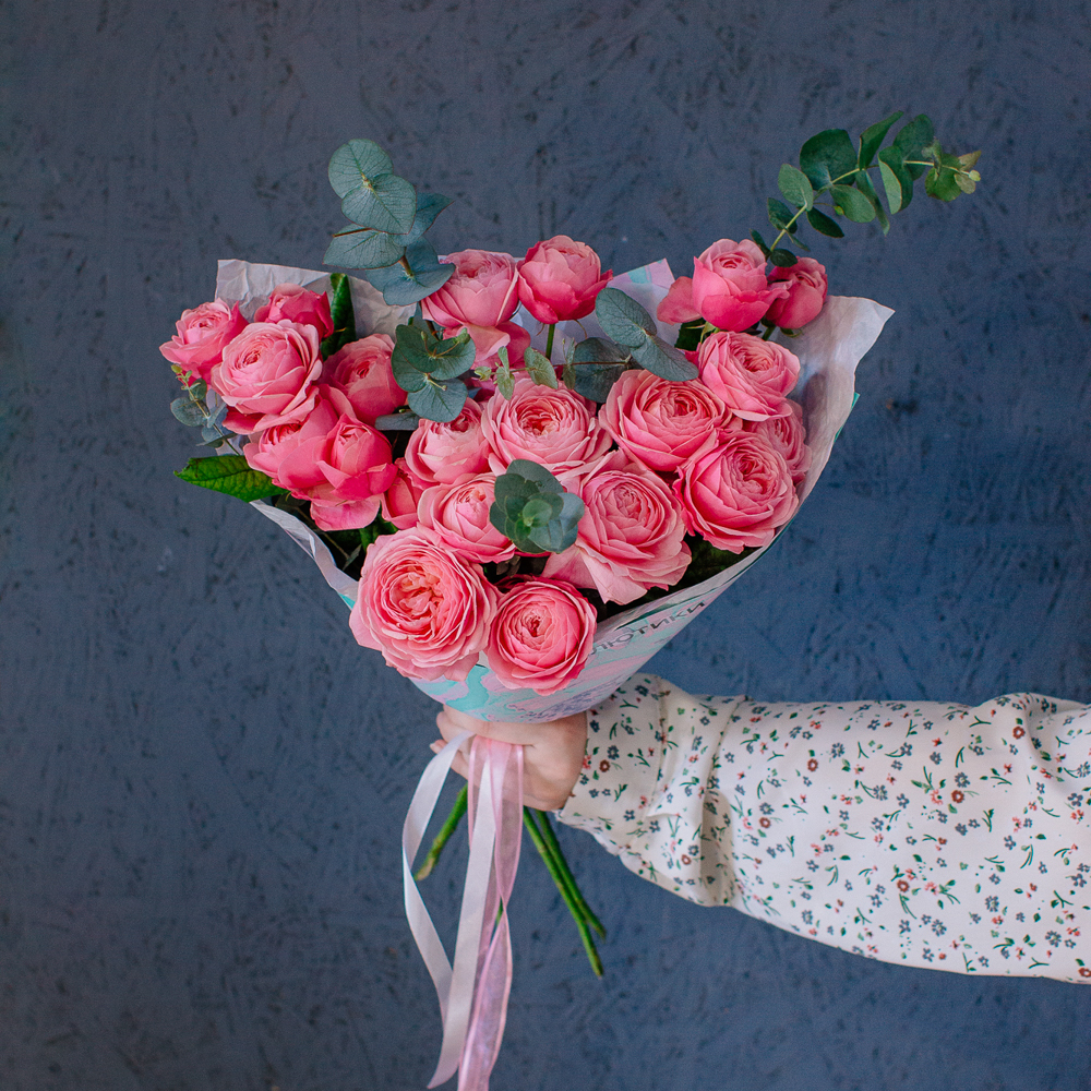 140. Вау-букет из кустовой пионовидной розы