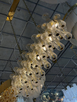 Эффектная люстра с множеством рифлёных стеклянных плафонов на золотом основании ✨