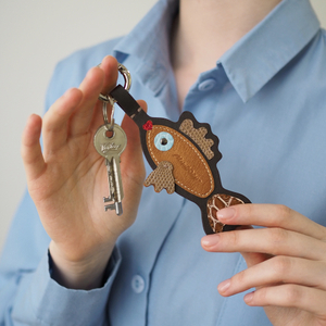 Брелок Poisson из кожи теленка темно-коричневого цвета