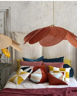 Нежный и легкий подвесной светильник в форме лепестков.