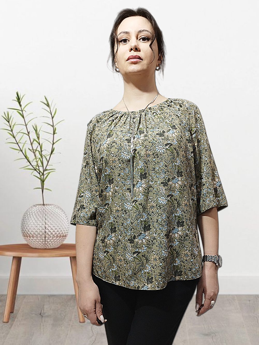 1111 Джемпер женский штапель цветы на хаки (56)