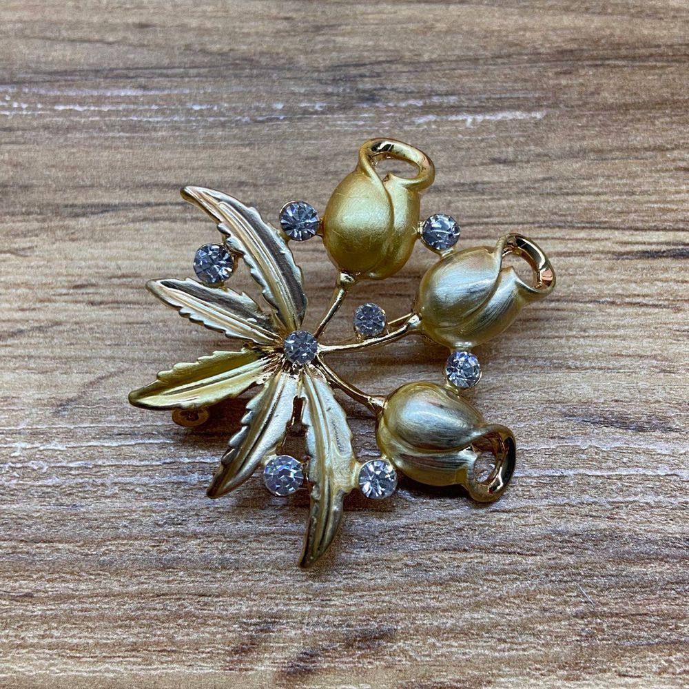 Брошь 3 тюльпана 5 листиков кристалл эмаль бежевая металл золотистый