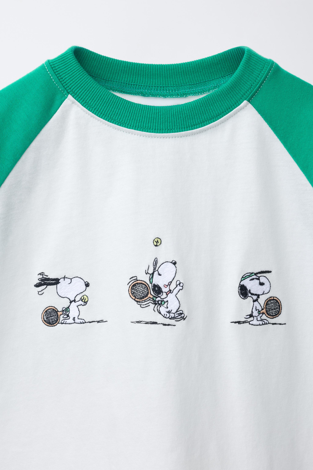 ZARA ФУТБОЛКА РЕГЛАН С ВЫШИВКОЙ SNOOPY PEANUTS™, БЕЛЫЙ