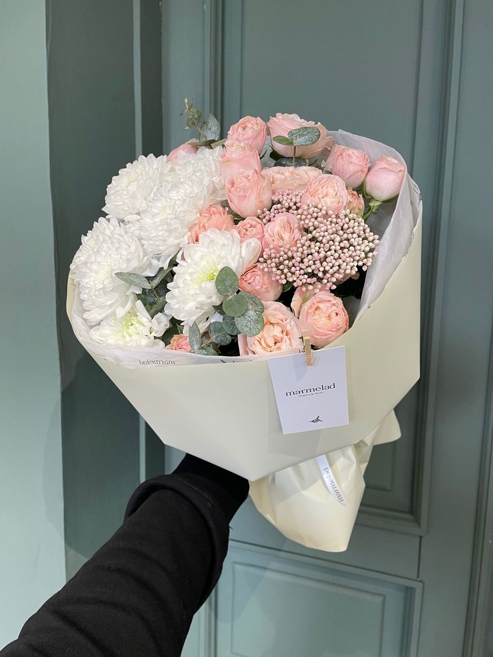 Сборный букет хризантемы, кустовая пионовидная роза и эвкалипт