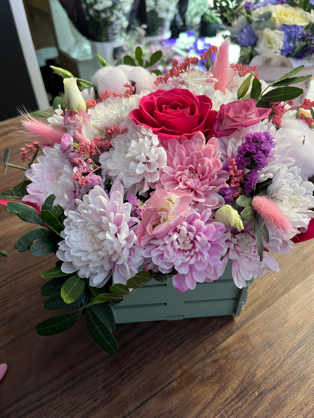 Композиция(роза розовая,хризантема микс кустовая,эустома,лимониум,сухоцветы)