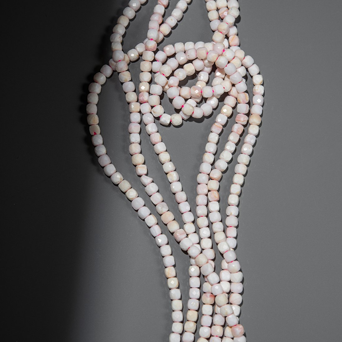 Бусины из раковины розовой королевской ракушки, куб 4,3мм, микроогранка