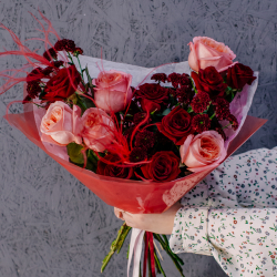 84. Яркий эффектный букет с пионовидными и классическими розами