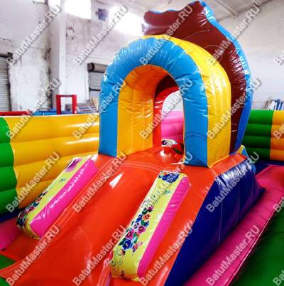 Коммерческий батут "В погоне за медведем",вход слева, 10*6,3*3 м