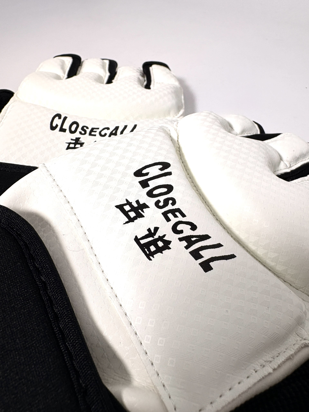 Перчатки для каратэ Closecall белые