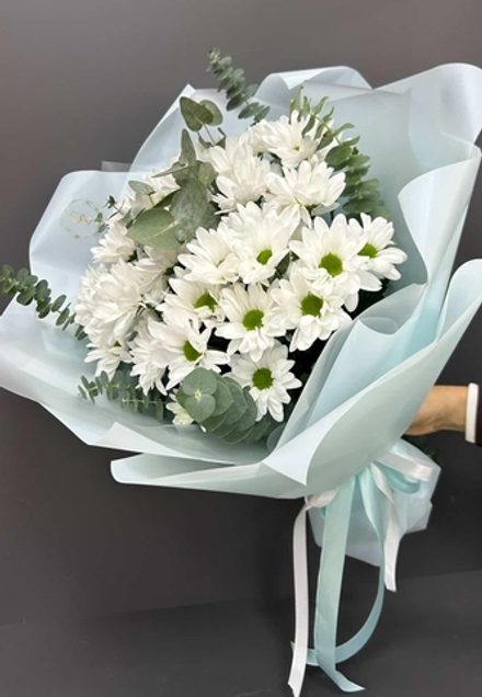 Букет из белых хризантем с эвкалиптом