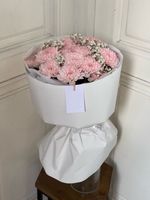 Авторский букет из персиковой хризантемы и белой гипсофилы