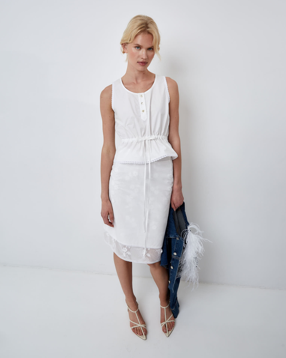 Джинсовая куртка укороченная с перьями