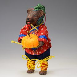 Ёлочная игрушка Медведь в колпаке с тыквой