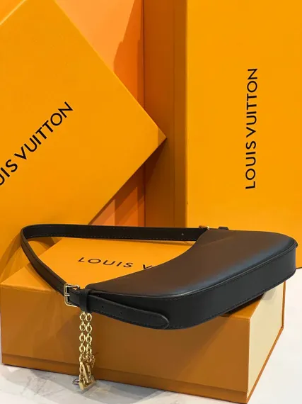Сумка Louis Vuitton Pochette LV Bloom