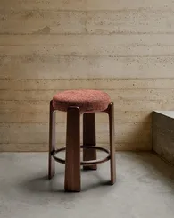 Granite Полубарный табурет из терракотового шенилла и массива ясеня в отделке орех 65 см