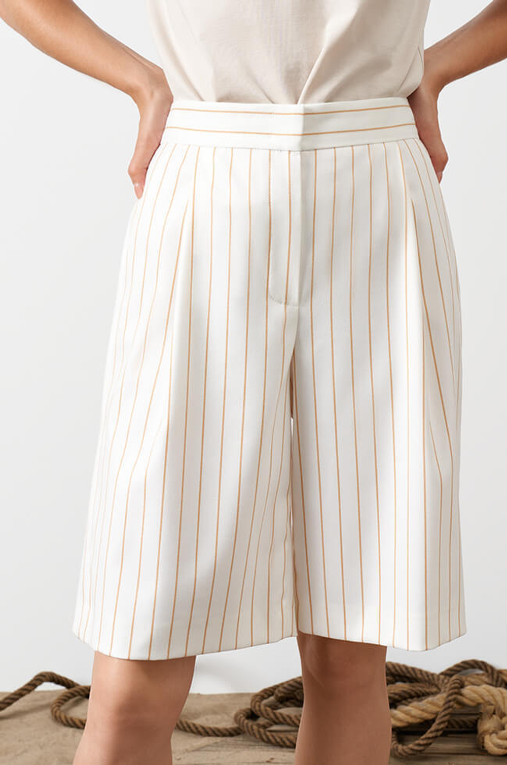 31034 Шорты женские (молочный полоска)