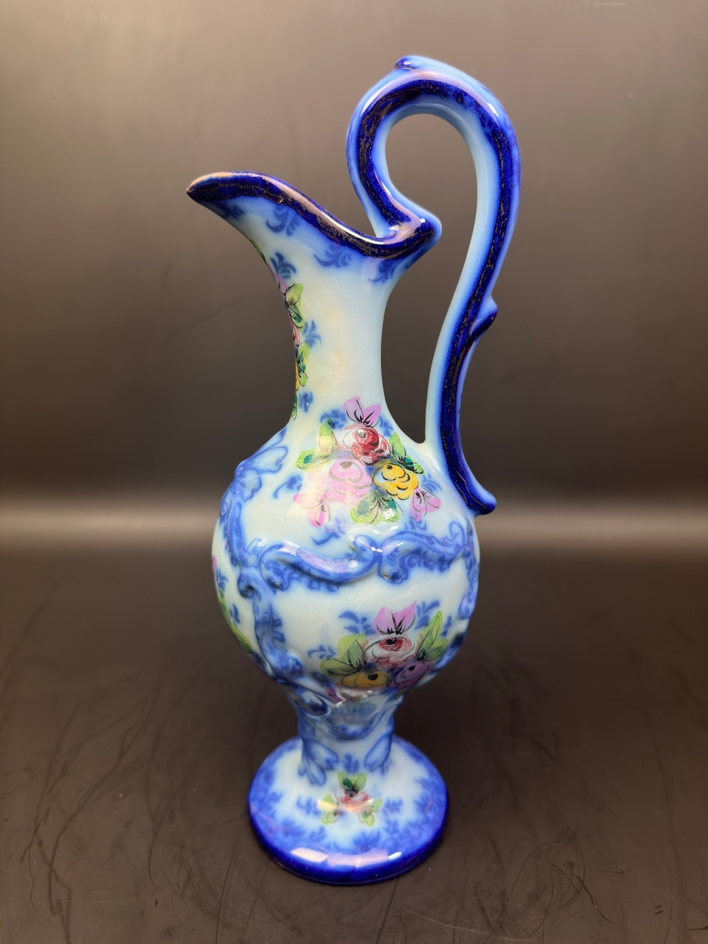 Кувшин с цветочным декором