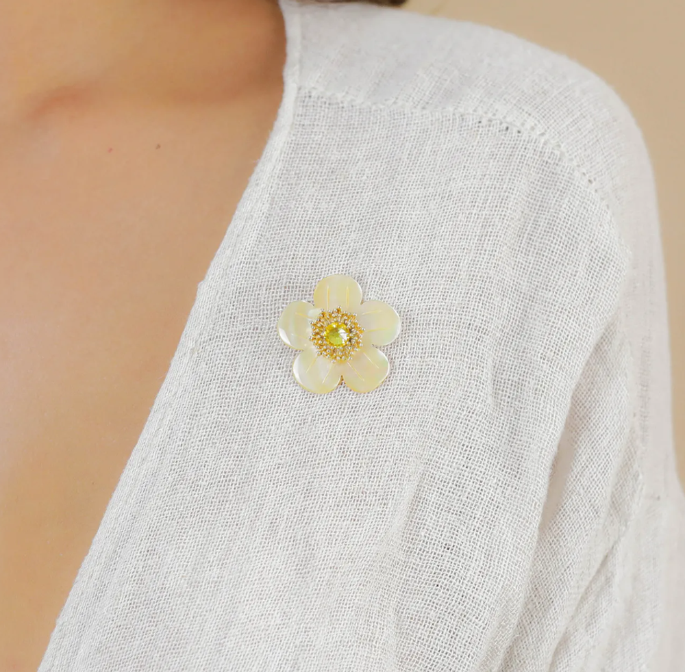 Брошь Franck Herval, Goldie, цветок из перламутра, со стразами, FH26.1-10-61840 (золотистый)