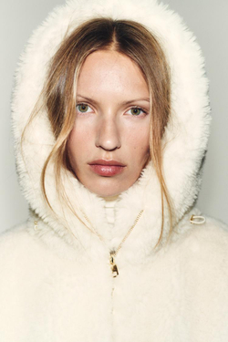 ZARA УТЕПЛЕННЫЙ БОМБЕР ИЗ ИСКУССТВЕННОГО МЕХА С КАПЮШОНОМ, ЭКРЮ