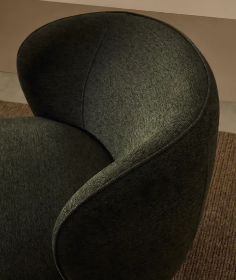 Кресло Ulit из зеленого шенилла с ножками из светлого бука