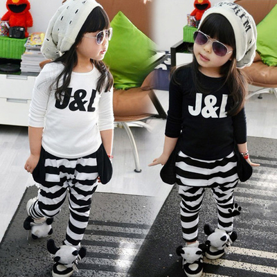 Костюм из брюк в полоску и лонгслива с надписью