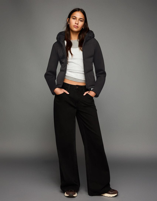 BERSHKA Куртка с капюшоном, черный