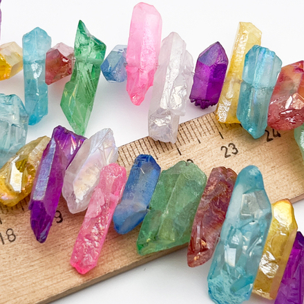 Кварц тонированный необработанные бусины, цвет микс, размер около 20-32*5-7 мм, цена за отрезок 9-9,5 см (1/4 нити)