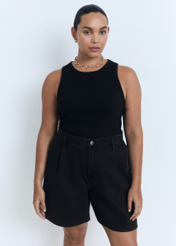 Джинсовые бермуды со средней посадкой и защипами