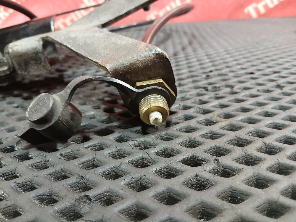 Кронштейн бачка гура