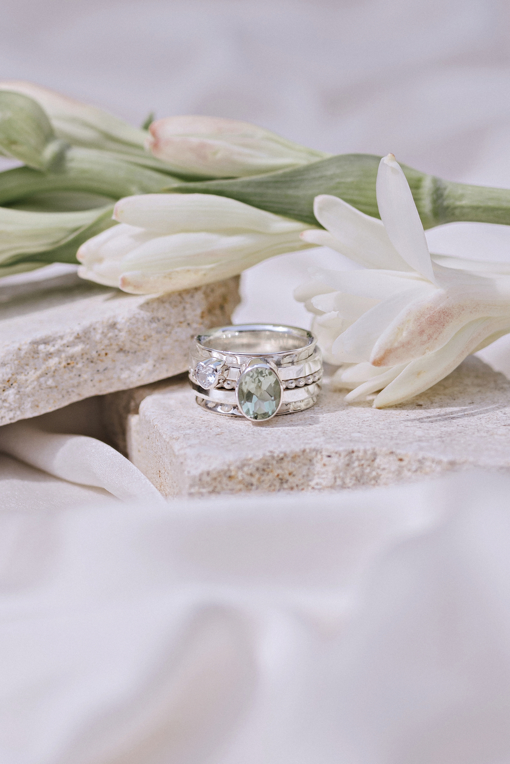 Кольцо «Мозаик» с овальным зеленым кварцем и сердечком белый циркон