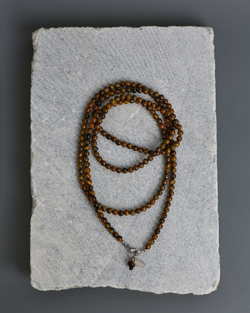 Нить из тигрового глаза