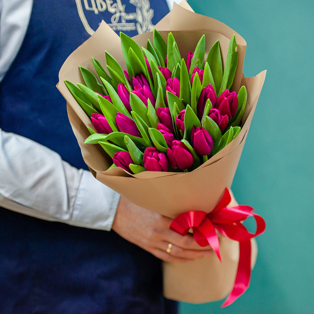 Малиновые тюльпаны в оформлении