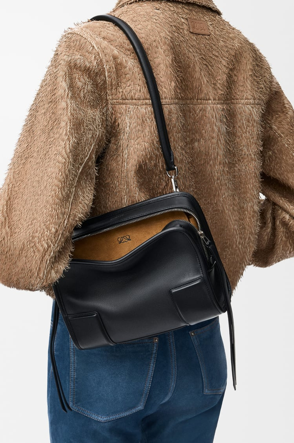 Loewe Маленькая сумка Amazona 180 из мягкой телячьей кожи, черный