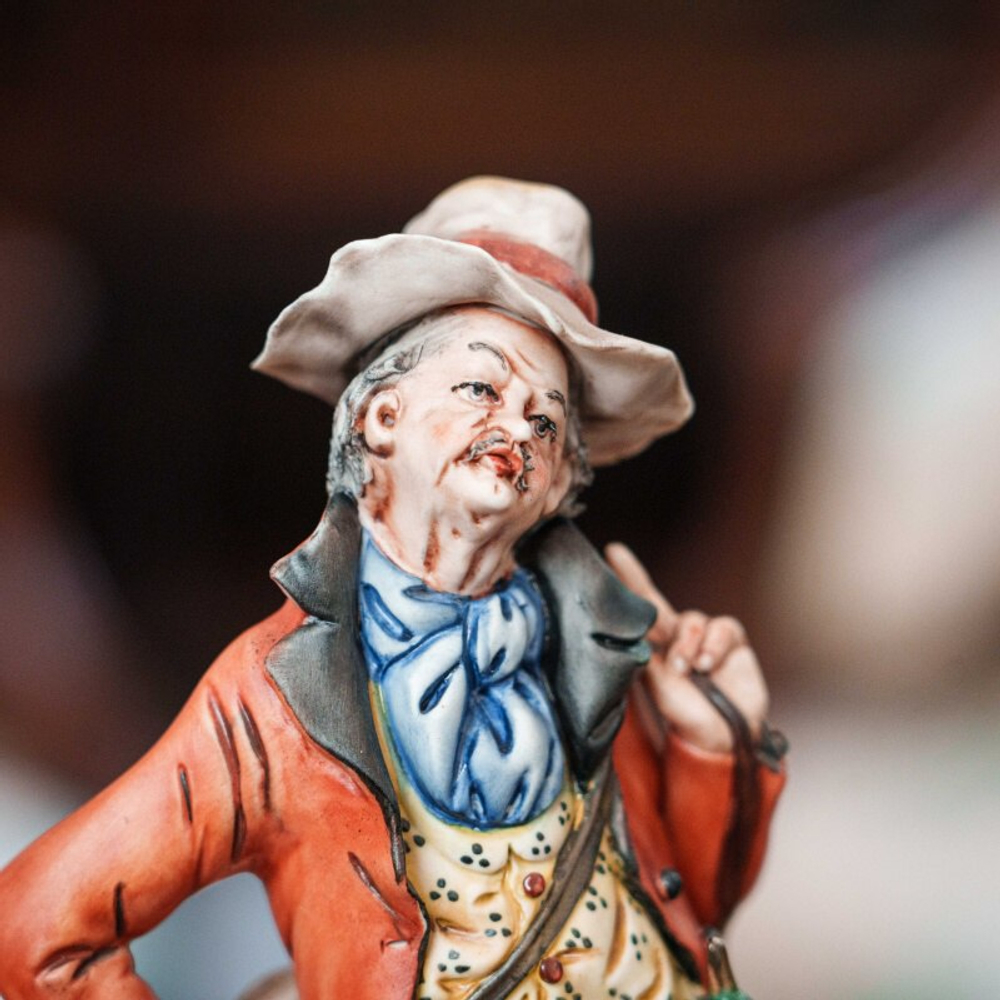 Фарфоровая мануфактура Capodimonte «Охотник с собакой»