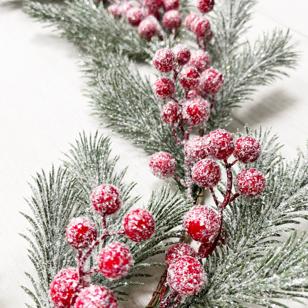Гирлянда еловая 180см ChristmasDeLuxe с красными ягодами в инее с блестками