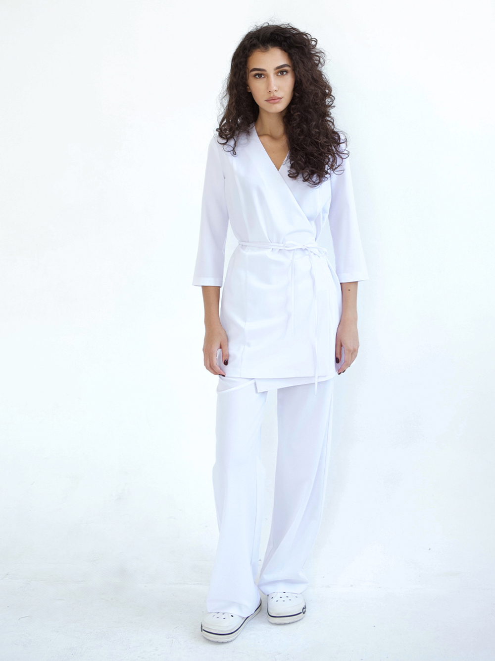 Белая медицинская блуза Medici 07 на модели