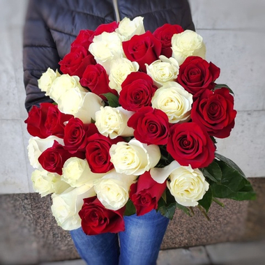 Букет из 35 белых и красных роз под ленту (Эквадор 60 см)
