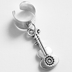 Кольцо обманка "Гитара" серебристая для имитации пирсинга ушей. Цена за одну штуку. Бижутерия.