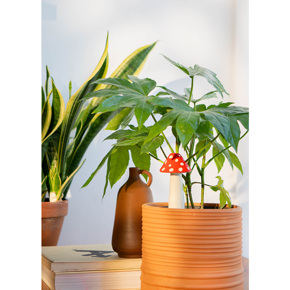 Фигурка с функцией полива для растений amanita