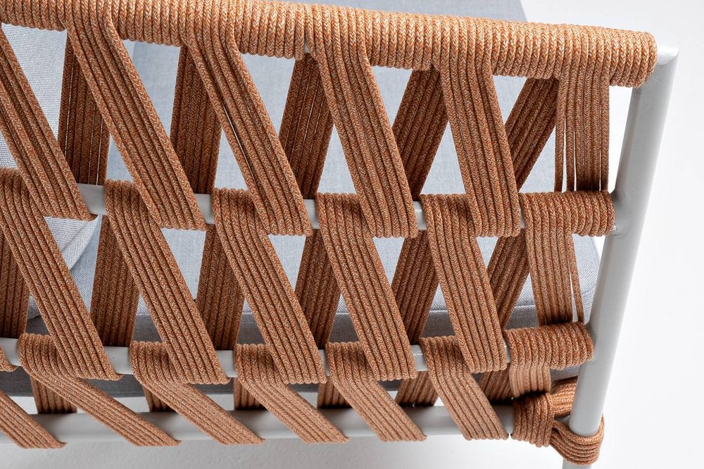 "Диего" диван 2-местный плетеный из роупа, каркас алюминий светло-серый (RAL7035) муар, роуп оранжевый меланж круглый, ткань светло-серая