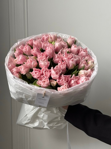 Букет из 51 нежно-розового пионовидного тюльпана доступен к заказу с 3.03.2026