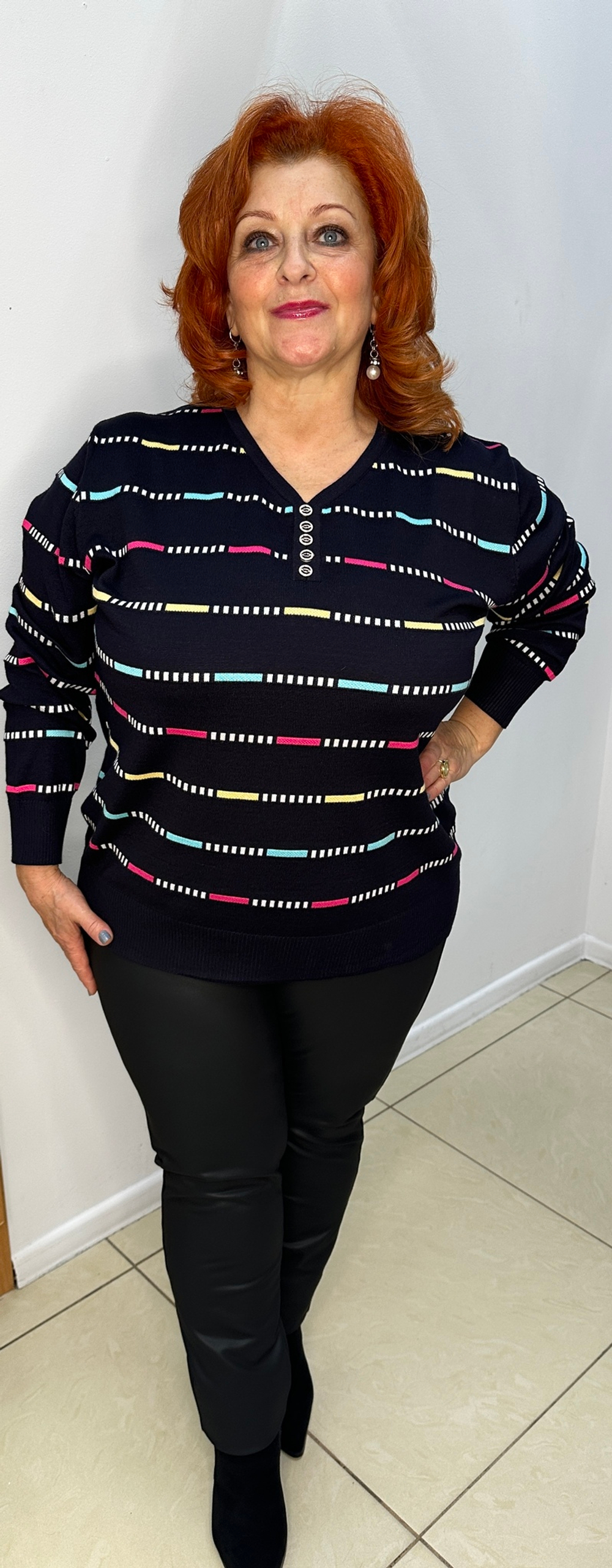 Темно-синий джемпер с V-образным вырезом и цветным пунктиром