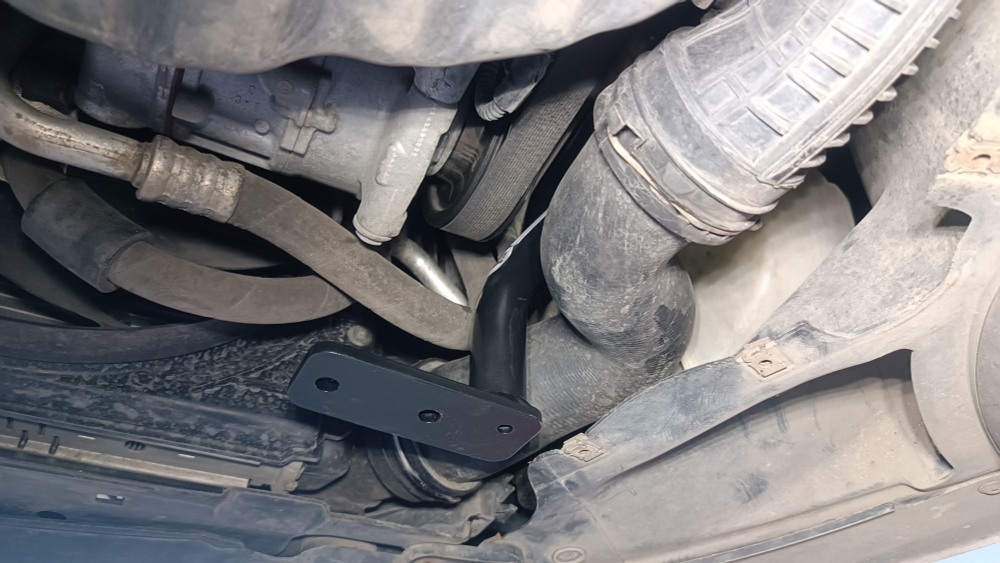 Кронштейн защиты под изогнутый патрубок интеркулера при СВАПЕ Volkswagen Jetta 6 (ПОД ЗАКАЗ)