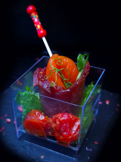 Копченная говядина с курагой и запеченными черри