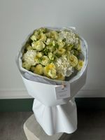 Букет из кустовой розы в желтом оттенке и диантусов