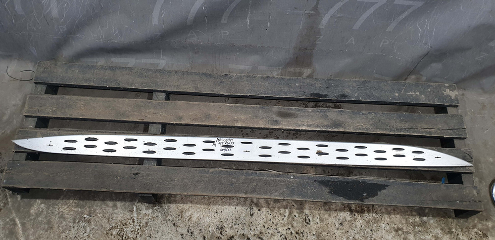 Накладка подножки левой Mercedes GLE (W166) 11-18 Б/У Оригинал A1666980348