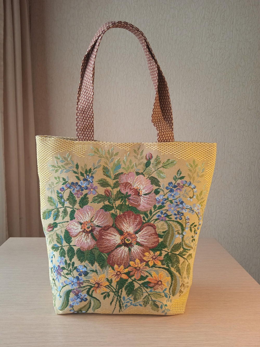 Гобеленовая сумка Букет с шиповником (39х39х12)