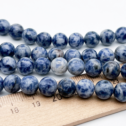Содалит бусины, диаметр около 8,5-8,6 мм, цена за 22-23 шт (1/2 нити)