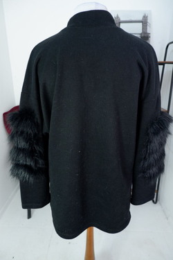 Кофта на молнии с меховой отделкой 52-54 размер