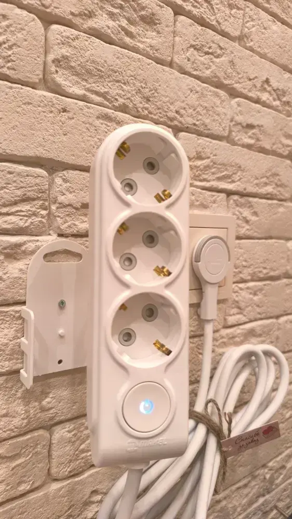 Удлинитель сетевой электрический 1,5 метра с выкл, заземлением и защитными шторкамис плоской потайной вилкой невидимкой